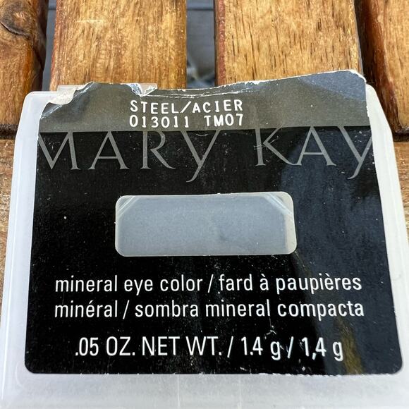 1 Mary Kay Mineral Eye Color - steel - NEW in plastic case has a dent - Picture 1 of 4